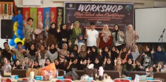 Wakil Wali Kota Solok Suryadi Nurdal bersama peserta workshop seni pertunjukan tradisional Minangkabau Tutua Bakaba di SMPN 4 Kota Solok.