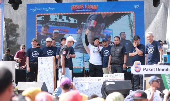 Wali Kota Solok Ramadhani Kirana Putra mengikuti Gebyar Hadiah Tabungan Bank Nagari di Jalan Sudirman, Minggu (10-5-2026) (1) Wali Kota Solok Ramadhani Kirana Putra mengikuti Gebyar Hadiah Tabungan Bank Nagari 2026.