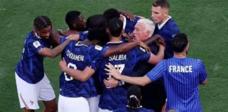Kylian Mbappe dan pemain Prancis memeluk Didier Deschamps saat menang 3-0 atas Swedia di babak 32 besar Piala Dunia 2026.