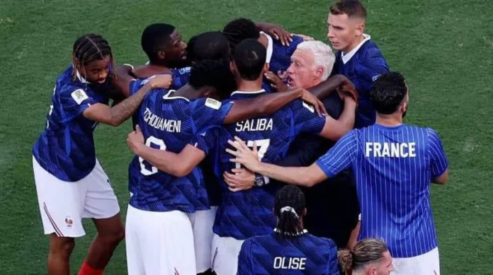 Kylian Mbappe dan pemain Prancis memeluk Didier Deschamps saat menang 3-0 atas Swedia di babak 32 besar Piala Dunia 2026.