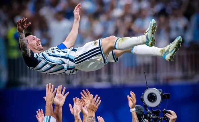 Lionel Messi dan pemain Argentina merayakan kemenangan usai bangkit mengalahkan Mesir 3-2 untuk lolos ke perempat final Piala Dunia 2026 (2) Lionel Messi dan pemain Argentina lainnya merayakan kemenangan usai bangkit mengalahkan Mesir 3-2 untuk lolos ke perempat final Piala Dunia 2026.
