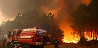 Petugas pemadam kebakaran memadamkan kebakaran hutan di Gironde, Prancis, saat kobaran api mengancam wilayah Bordeaux.
