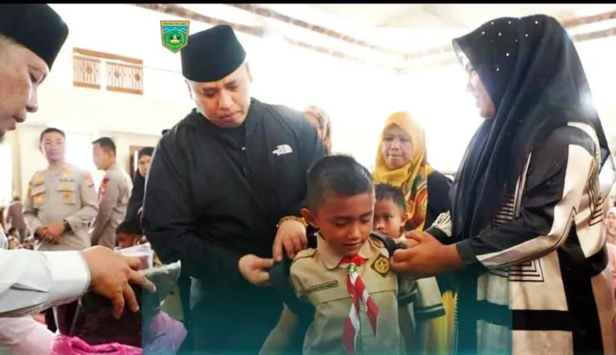 Wali Kota Padangpanjang Hendri Arnis menyerahkan simbolis 597 paket seragam sekolah gratis