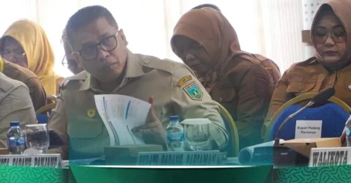 Wali Kota Padangpanjang Hendri Arnis mengikuti rapat koordinasi percepatan pembangunan Jalan Tol Padang–Pekanbaru Seksi Sicincin–Bukittinggi di Kantor Kejati Sumatera Barat (1) Wali Kota Padangpanjang Hendri Arnis mengikuti rapat koordinasi percepatan pembangunan Jalan Tol Padang–Pekanbaru Seksi Sicincin–Bukittinggi di Kantor Kejati Sumatera Barat.