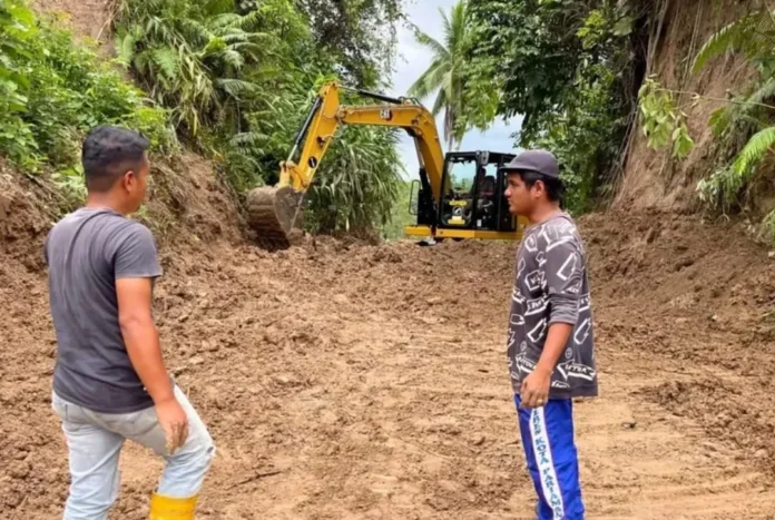 Eksavator Dinas PUPR Padangpariaman membersihkan material longsor