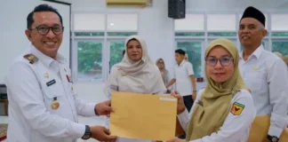 Bupati Tanahdatar Eka Putra menyerahkan SK penugasan guru sebagai kepala sekolah SD dan SMP.