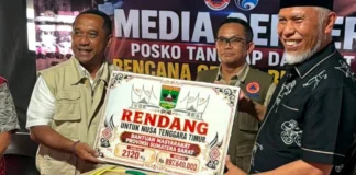 Gubernur Sumbar Mahyeldi Ansharullah menyerahkan bantuan 2,12 ton rendang untuk korban bencana di NTT.