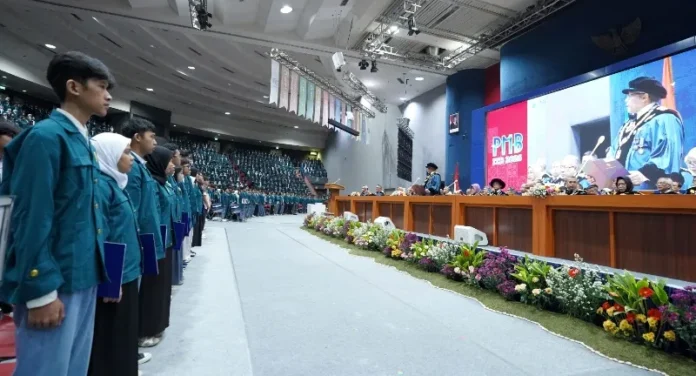Institut Teknologi Bandung (ITB) menyelenggarakan Sidang Terbuka Penerimaan Mahasiswa Baru (PMB) Semester I Tahun Akademik 2026/2027 di Sasana Budaya Ganesa (Sabuga) ITB, Rabu (5/8/2026).