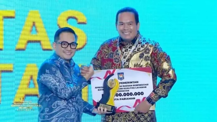 Wali Kota Pariaman Yota Balad menerima penghargaan Terbaik I kategori Akses dan Kualitas Layanan Kesehatan Regional Sumatera