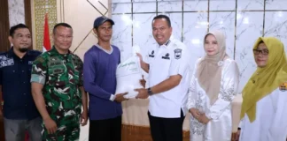 Wali Kota Pariaman Yota Balad menyerahkan bantuan beras CPP 2026 kepada warga di Pendopo Wali Kota Pariaman.