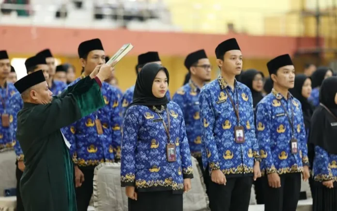 PNS baru di lingkungan Pemerintah Kota Solok mengikuti pengambilan sumpah janji