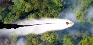 Penanganan karhutla Sumatera Selatan dari udara menggunakan helikopter water bombing.
