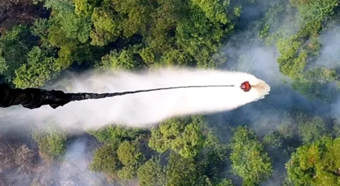 Penanganan karhutla Sumatera Selatan dari udara menggunakan helikopter water bombing.