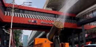 Penyemprotan water mist di Jalan Rasuna Said Jakarta untuk menekan polusi udara.