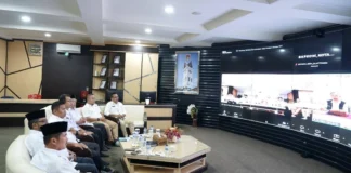 Sekda Rismal Hadi serahkan bantuan Bukittinggi untuk korban gempa NTT.