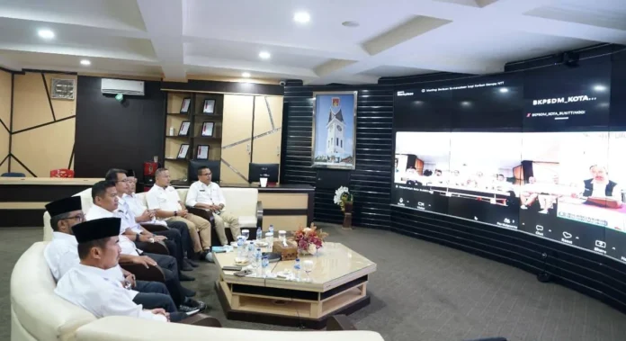 Sekretaris Daerah Kota Bukittinggi Rismal Hadi menyerahkan secara simbolis bantuan kemanusiaan untuk masyarakat terdampak gempa NTT (1) Sekda Rismal Hadi serahkan bantuan Bukittinggi untuk korban gempa NTT.
