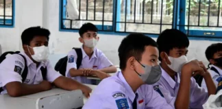 Siswa sekolah di Padang menggunakan masker saat kualitas udara memburuk.