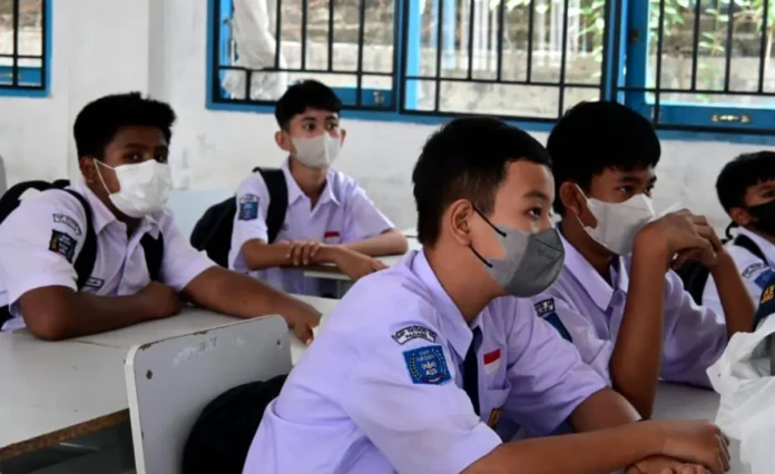 Siswa mengikuti kegiatan belajar di sekolah dengan menggunakan masker di tengah penurunan kualitas udara di Kota Padang. (1) Siswa sekolah di Padang menggunakan masker saat kualitas udara memburuk.