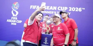 Trofi FIFA ASEAN Cup 2026 dalam kegiatan Roll To Glory Family Parade di Jakarta.