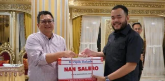 Wali Kota Fadly Amran menyerahkan oleh-oleh khas Padang saat menjamu Direktur Utama Garuda TV Fahmi M. Anwari.
