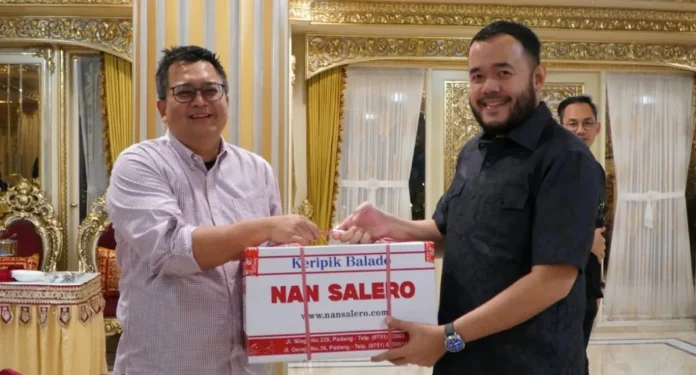 Wali Kota Padang Fadly Amran menjamu Direktur Utama Garuda TV Fahmi M. Anwari dan jajaran Board of Directors dalam jamuan makan malam di Rumah Gadang Baiturrahmah Wali Kota Fadly Amran menyerahkan oleh-oleh khas Padang saat menjamu Direktur Utama Garuda TV Fahmi M. Anwari.