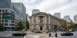 Bank of Japan di Tokyo dan yen Jepang setelah kenaikan suku bunga ke 1,25 persen.